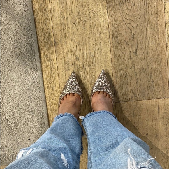 Size - US 6.5
(Authentic) - Picture 2 of 3